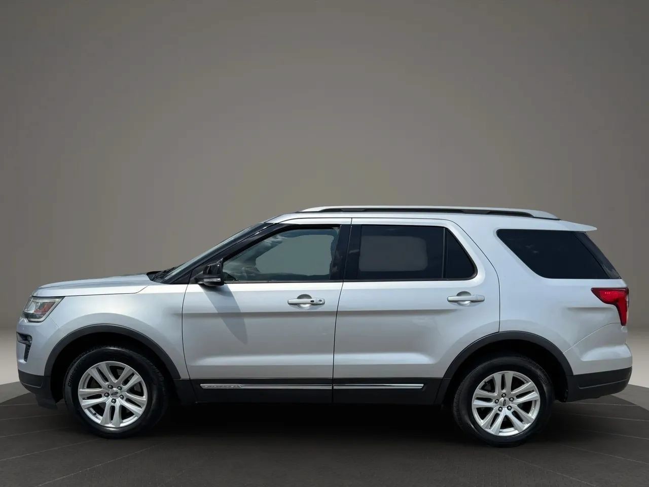 Used 2018 Ford Explorer XLT w/ Equipment Group 201A AWD/4WD image 12
