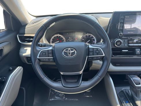 Used 2022 Toyota Highlander XLE FWD image 12