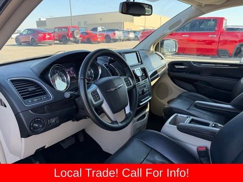 Used 2013 Chrysler Town & Country Touring image 12
