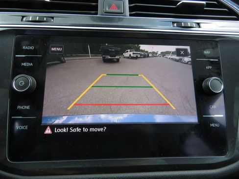 Used 2020 Volkswagen Tiguan SEL AWD/4WD image 25