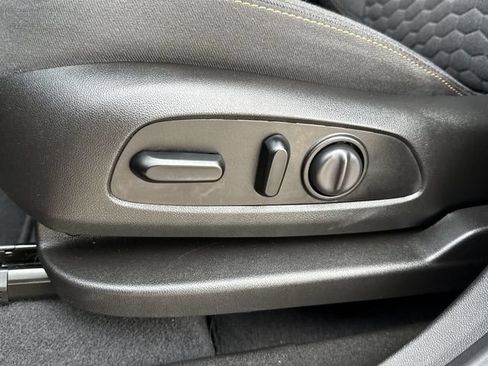 Used 2021 Chevrolet Equinox LT FWD image 19