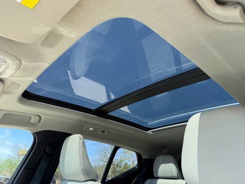 Used 2023 Volvo XC40 B4 Ultimate image 10