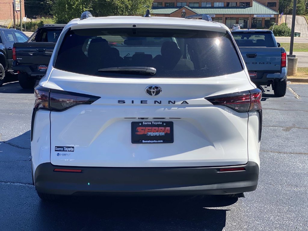 New 2026 Toyota Sienna LE FWD image 4