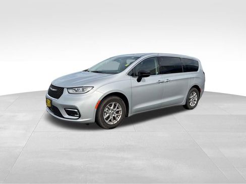 Used 2024 Chrysler Pacifica Touring-L FWD image 18