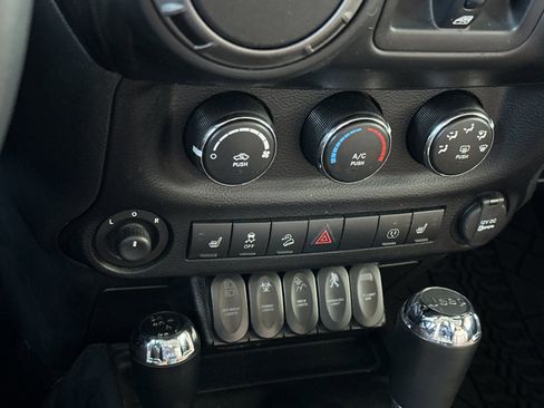 Used 2013 Jeep Wrangler Unlimited Sahara AWD/4WD image 18