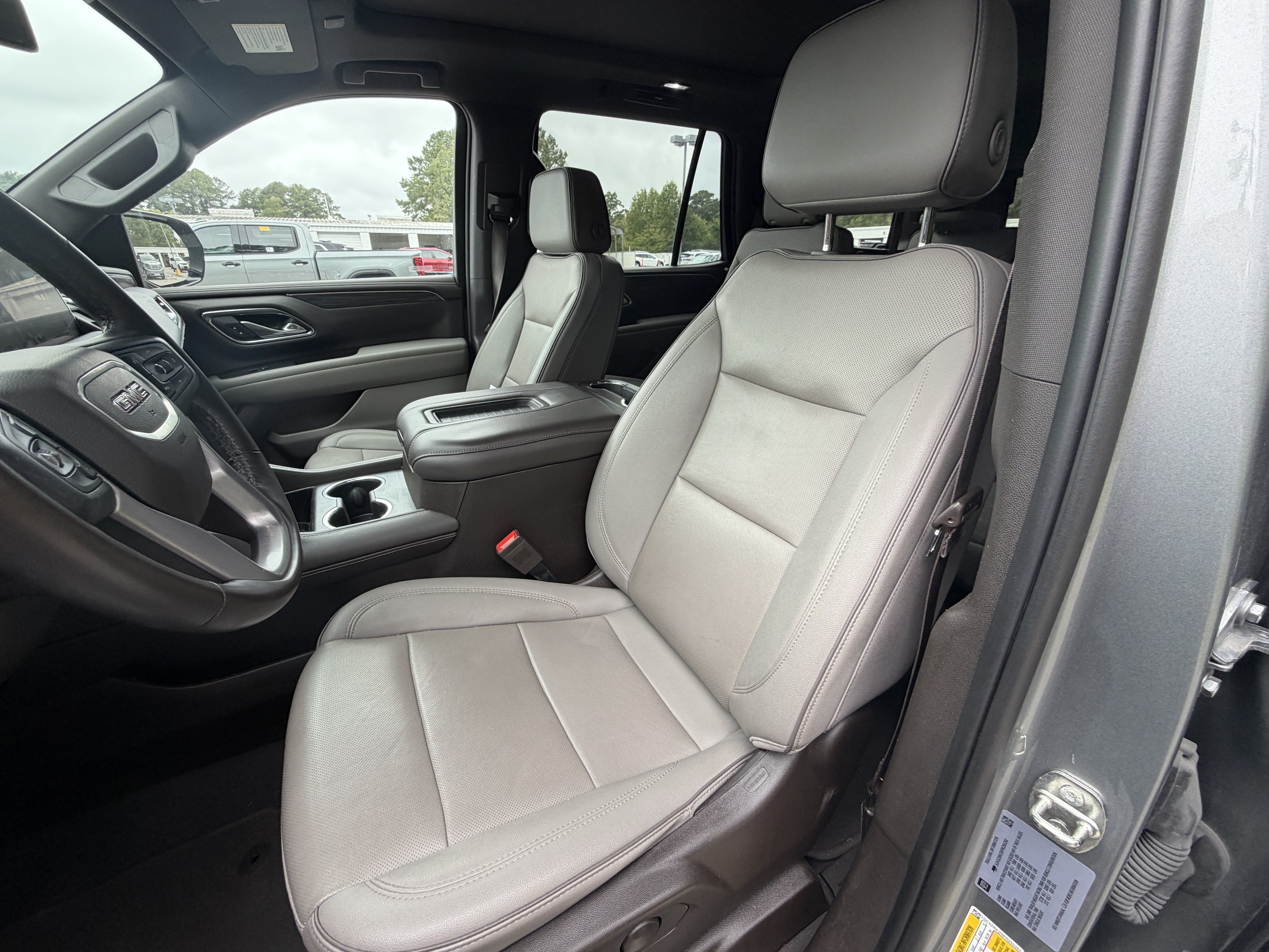 Used 2023 GMC Yukon SLT w/ SLT Premium Package AWD/4WD image 7