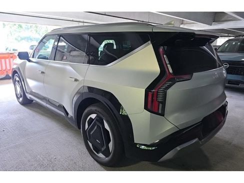 Used 2024 Kia EV9 Land AWD/4WD image 4
