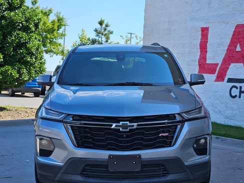 Used 2023 Chevrolet Traverse RS FWD image 2