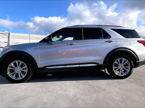 Certified 2022 Ford Explorer Limited w/ Equipment Group 301A RWD image 3