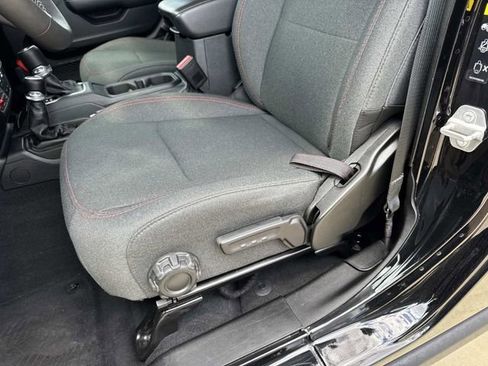 Used 2025 Jeep Wrangler Unlimited Rubicon image 22