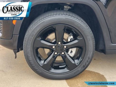 Used 2023 Jeep Grand Cherokee Altitude AWD/4WD image 13
