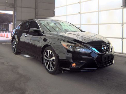 Used 2016 Nissan Altima 2.5 SR w/ Interior Lighting Package FWD image 2