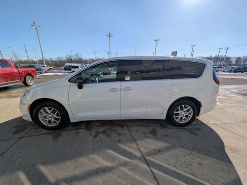 Used 2024 Chrysler Pacifica Touring-L image 7