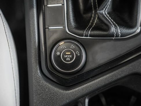 Used 2025 Volkswagen Taos SE w/ Panoramic Sunroof Package image 30