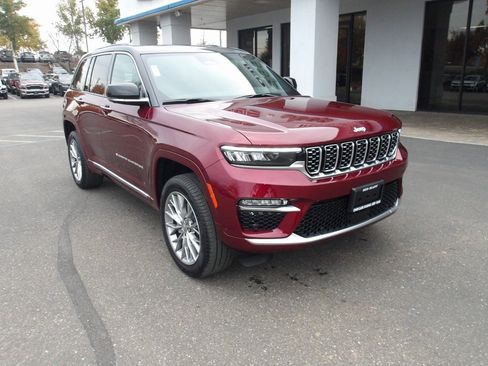 New 2025 Jeep Grand Cherokee Summit image 2