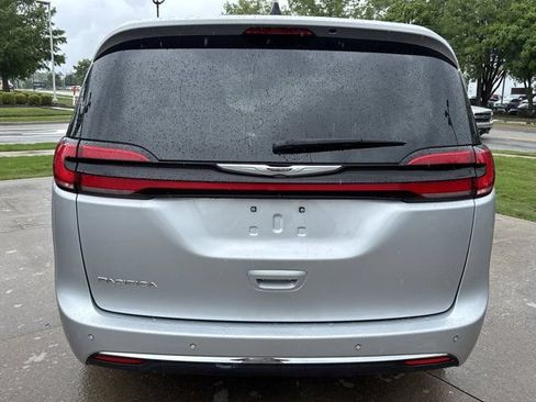 Used 2023 Chrysler Pacifica Touring-L FWD image 5