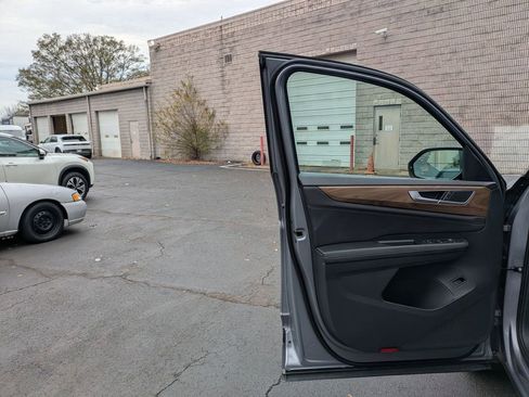 Used 2025 Volkswagen Atlas SE image 11