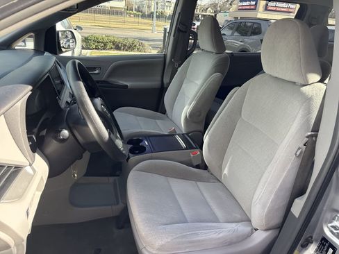 Used 2015 Toyota Sienna LE image 10