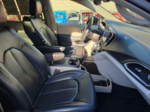 Used 2023 Chrysler Pacifica Touring-L FWD image 32