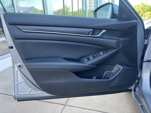 Used 2018 Honda Accord EX image 17