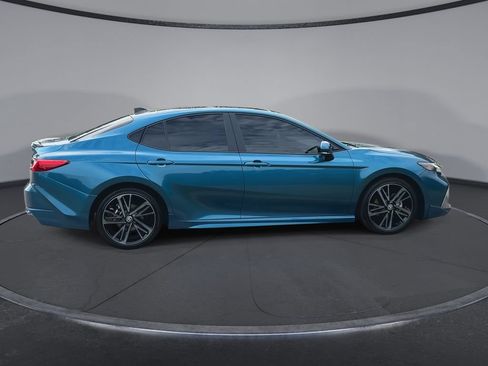 Used 2025 Toyota Camry XSE FWD image 9