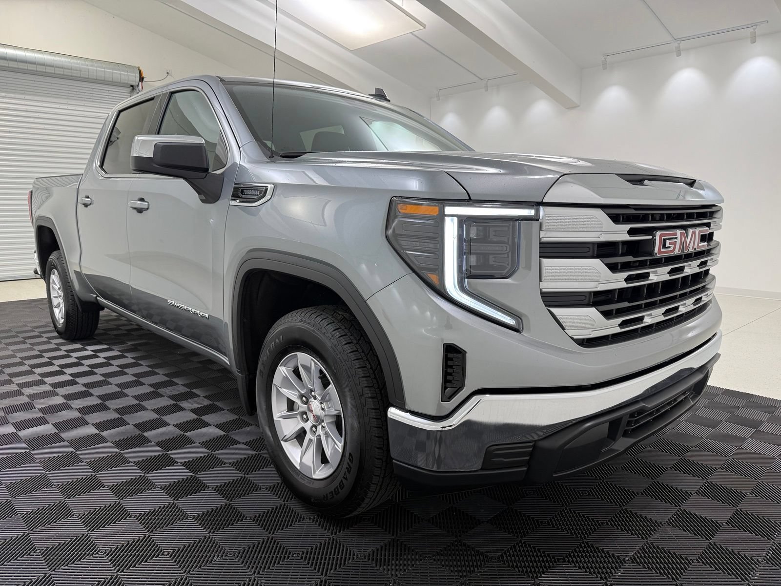 Used 2026 GMC Sierra 1500 SLE w/ Preferred Package RWD image 1