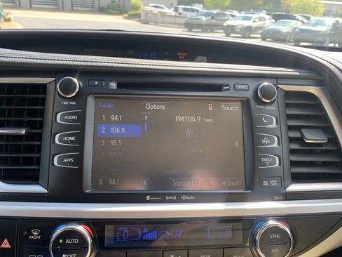 Used 2017 Toyota Highlander XLE FWD image 23