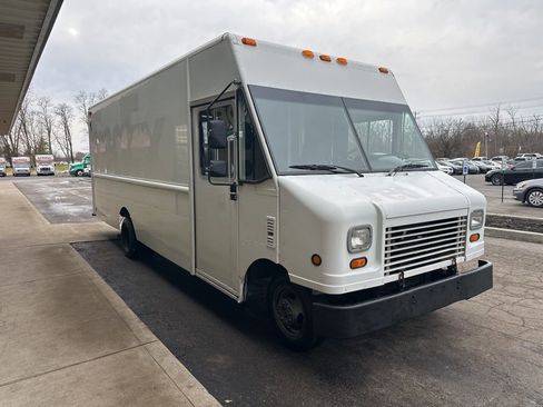 Used 2009 Ford E-350 and Econoline 350 Super Duty image 2
