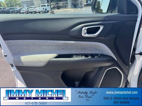Used 2024 Jeep Compass Latitude AWD/4WD image 2