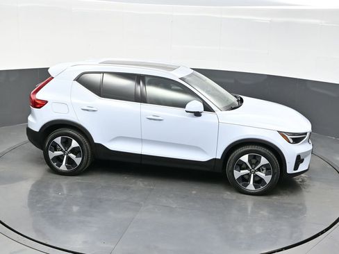 Used 2025 Volvo XC40 B5 Plus image 35