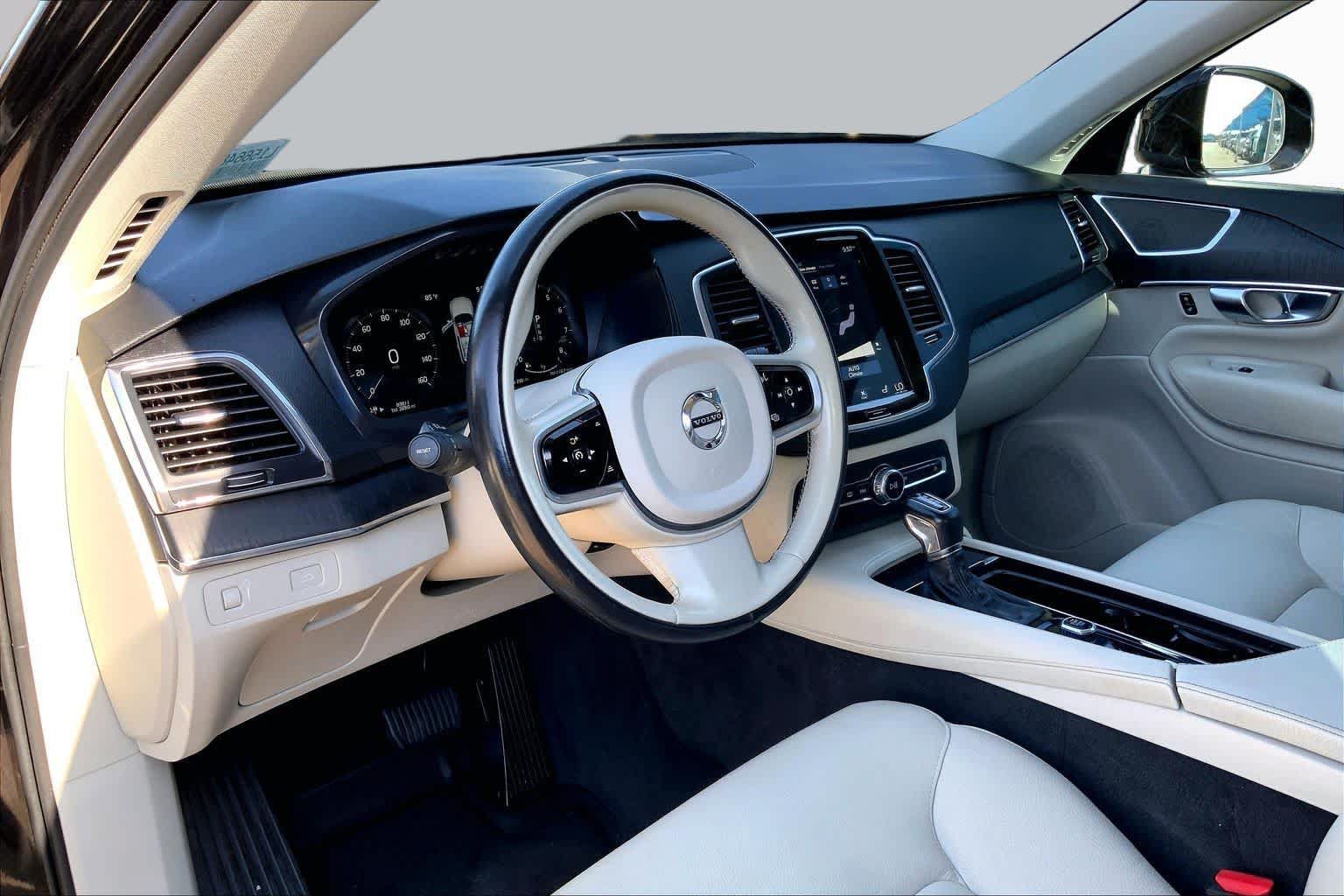 Used 2020 Volvo XC90 T5 Momentum w/ Protection Package Premier FWD image 19