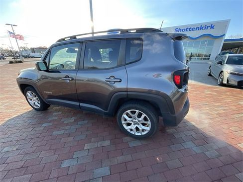Used 2018 Jeep Renegade Latitude image 12