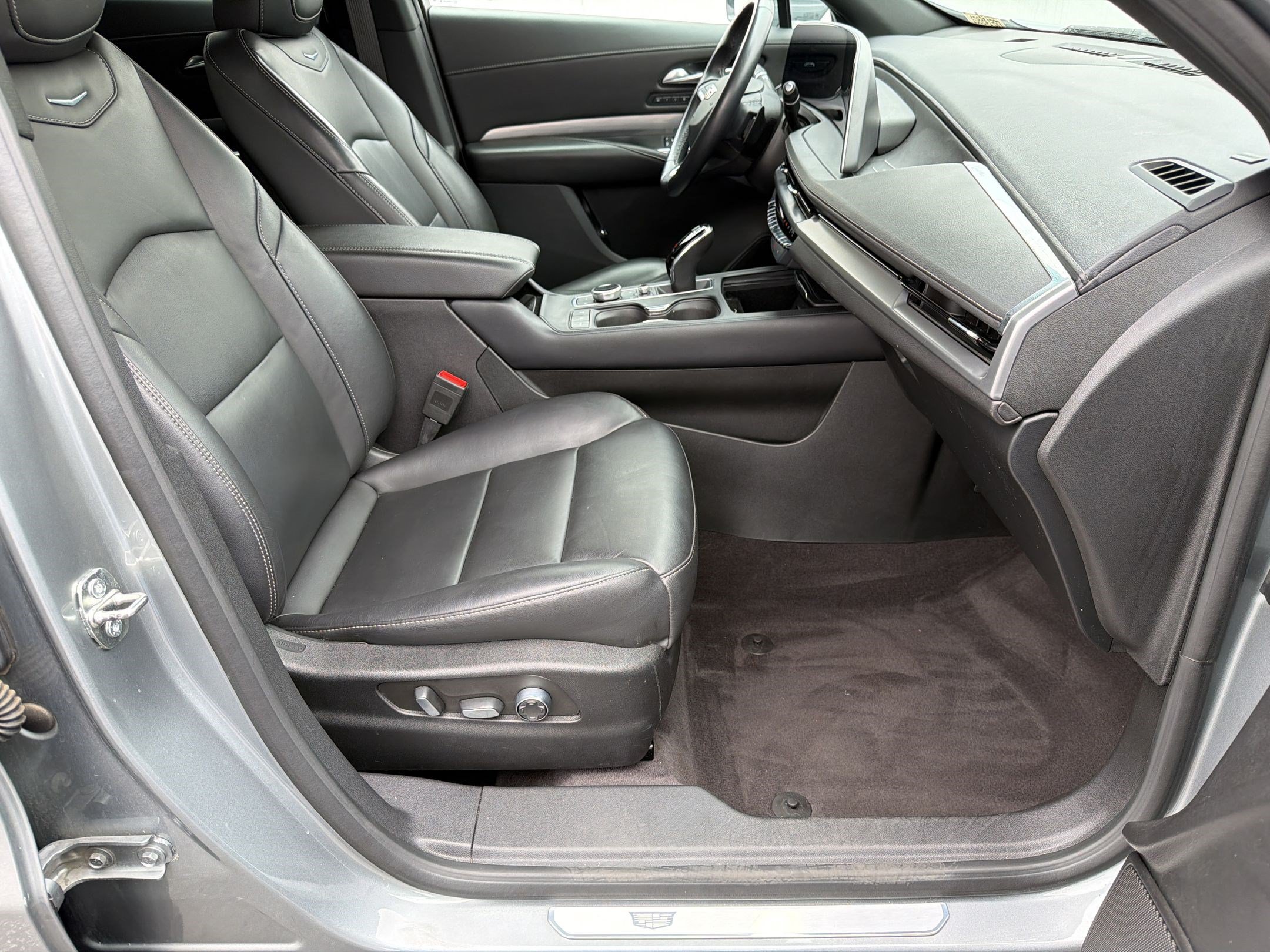 Used 2024 Cadillac XT4 Premium Luxury FWD image 22