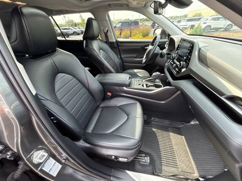 Used 2022 Toyota Highlander XLE AWD/4WD image 27