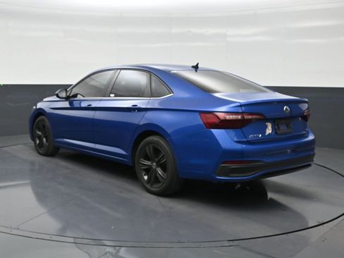 Used 2023 Volkswagen Jetta SE w/ Panoramic Sunroof Package FWD image 3