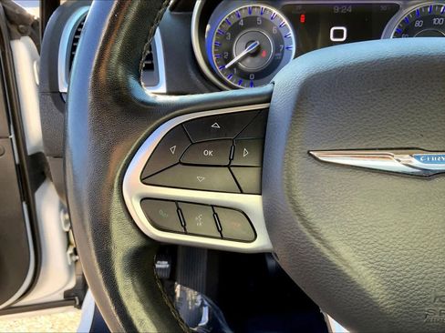Used 2018 Chrysler 300 Limited image 22