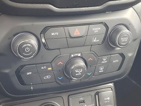 Used 2021 Jeep Renegade Latitude AWD/4WD image 22