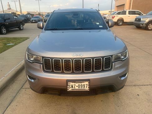 Used 2017 Jeep Grand Cherokee Laredo RWD image 3