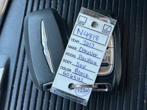 Used 2017 Chrysler Pacifica Touring-L Plus w/ Tire & Wheel Group FWD image 41