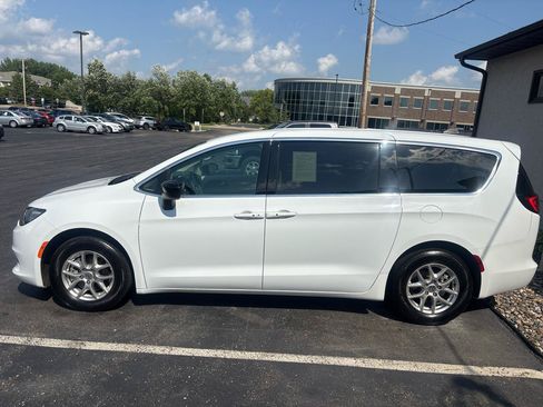 Used 2024 Chrysler Voyager LX FWD image 6