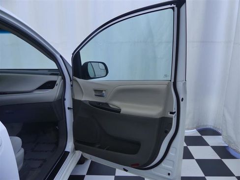 Used 2017 Toyota Sienna LE image 22