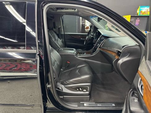 Used 2020 Cadillac Escalade ESV Luxury w/ Escalade Sport Edition AWD/4WD image 23
