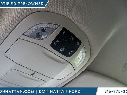 Used 2023 Chrysler Pacifica Touring-L FWD image 11