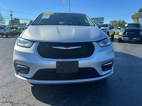 Used 2023 Chrysler Pacifica Touring-L FWD image 8