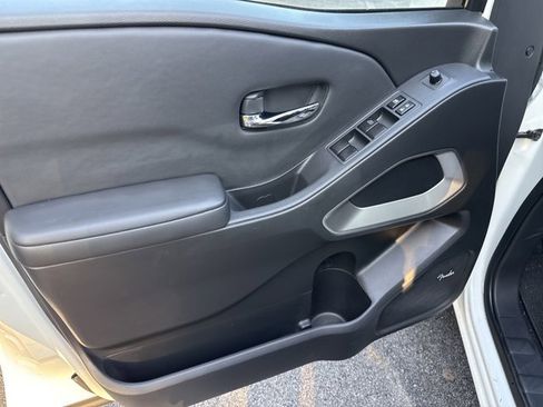 Used 2024 Nissan Frontier SL w/ Technology Package image 8