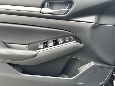 Used 2023 Nissan Altima 2.5 SV image 9