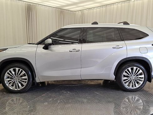 Used 2023 Toyota Highlander Platinum AWD/4WD image 11
