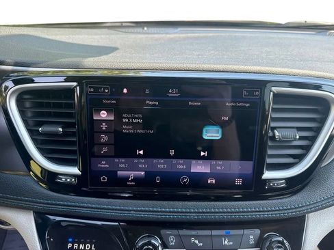 Used 2021 Chrysler Pacifica Touring-L FWD image 21