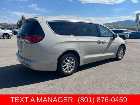 Used 2017 Chrysler Pacifica Touring FWD image 3