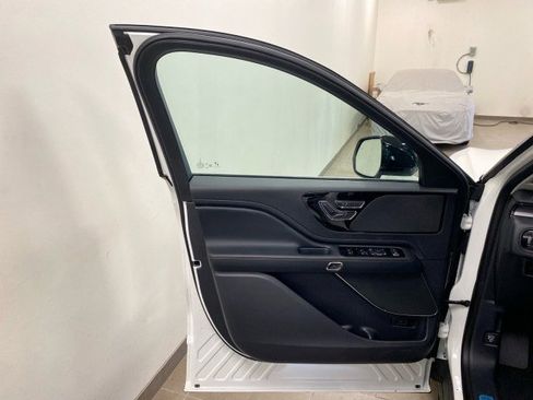 New 2025 Lincoln Aviator AWD image 15